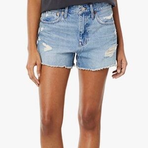 Madewell Relaxed Denim Shorts in Renfield
Wash Destructed Edition
